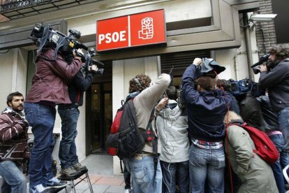 Imagen de archivo de la entrada de la sede del PSOE en la calle de Ferraz, Madrid.