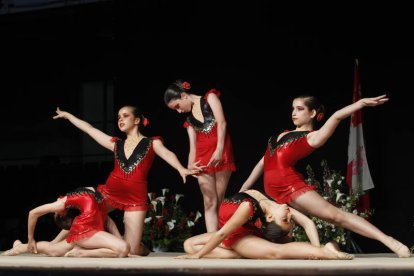 Las gimnastas de la escuela municipal de rítmica realizaron una exhibición muy aplaudida por los presentes.