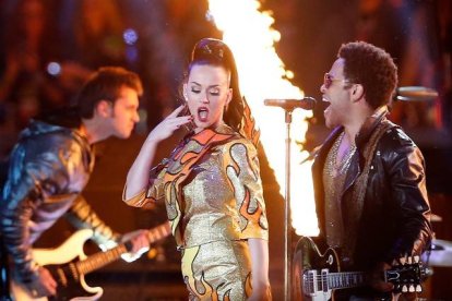 Katy Perry y Lenny Kravitz, durante el descanso de la Super Bowl.