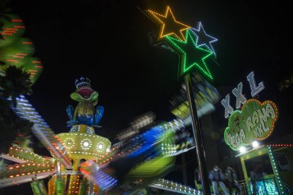 Atracciones de feria en las calles de León. FERNANDO OTERO