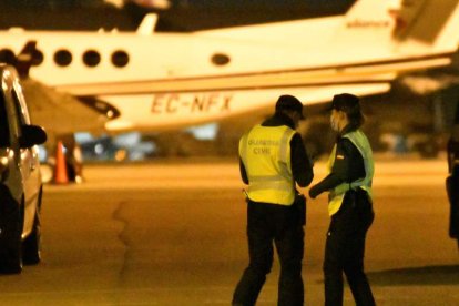 Dos guardias civiles durante una operación en un aeropuerto. CATI CLADERA