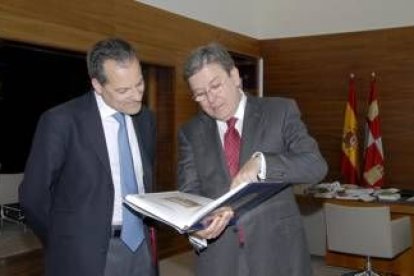 Manuel Martín-Granizo, junto al presidente de las Cortes, José Manuel Fernández Santiago