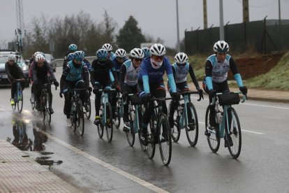 El Eneicat CM Team en su entrenamiento por las carreteras leonesas. FERNANDO OTERO