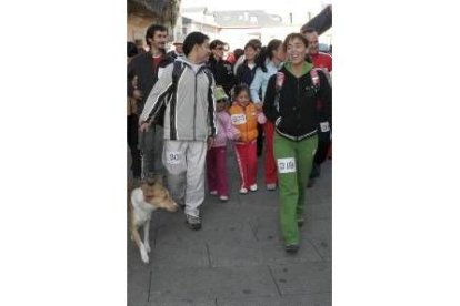 El medio millar de participantes inició el recorrido en la plaza del Ayuntamiento de Ponferrada