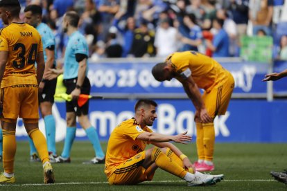 Los gestos de los jugadores de la Deportiva lo dicen todo tras la derrota en Oviedo. L. DE LA MATA