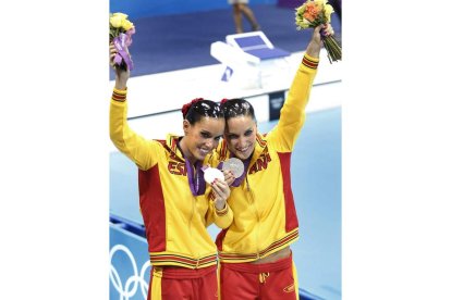 Andrea Fuentes y Ona Carbonell muestras orgullosas sus medallas de plata de sincronizada.