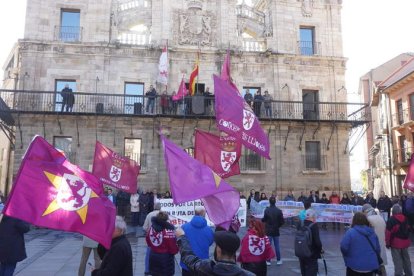 Movilización en Astorga en noviembre, a favor de la ruta de la Plata. J. NOTARIO