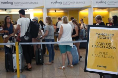 Mostradores de facturación de Vueling, en el aeropuerto de El Prat. /