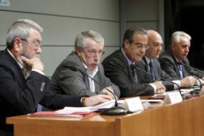 José Corbacho y los líderes de sindicatos y patronales en una foto de archivo.