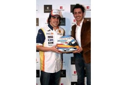 Alonso y el director comercial de Silestone, con el casco que patrocina