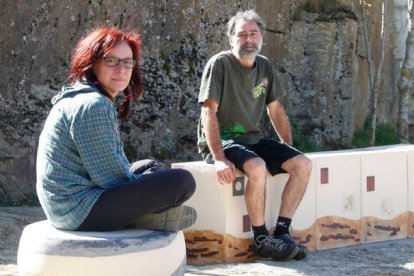 María José Requejo, artista ceramista, y Agustín Fernández, que trabaja en el sector de la construcción y ayuda en el taller, se trasladaron a Boisán para desarrollar su proyecto de vida y laboral.. RAMIRO