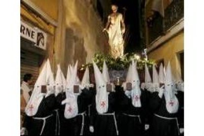 Los hermanos del Santo Sepulcro por la angosta calle Zapaterías