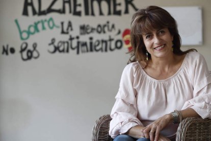 Flor de Juan es gerente de Alzheimer León. Abajo, la noticia de la apertura de su centro de día en 1993. RAMIRO