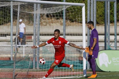 Hugo Rodríguez celebra el gol culturalista que dio la victoria al equipo leonés en Las Pistas frente al Unionistas. ALMEIDA