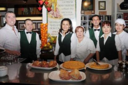 Javi «Camarote», con parte de su equipo de gestión, cocina y atención en la barra.