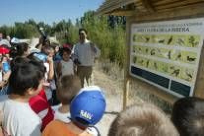 Los escolares pueden seguir una senda botánica en La Candamia