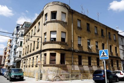 El edificio hace esquina entre el número 11 de Laureano Díez Canseco y el 8 de Hermanos Machado. RAMIRO