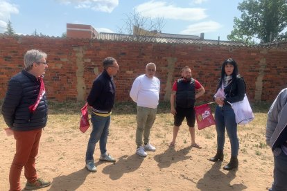 La candidata, Ana María Fernández Caurel, comprobando el estado de las calles en el Barrio de las Carrizas de San Andrés del Rabanedo. UPL