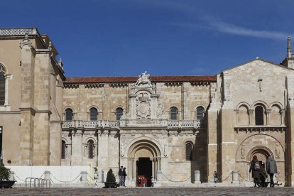 Las Cortes de León de 1188 se celebraron en el claustro de la Basílica de San Isidoro. FERNANDO OTERO