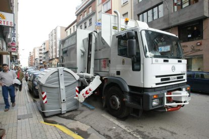 Uno de los camiones de la concesionaria del servicio de la recogida de la basura, en pleno centro de Ponferrada.