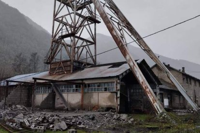 Imagen del Pozo María ayer con el inicio de estos trabajos. ARAUJO