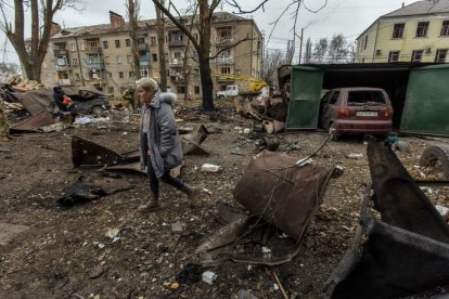 Una mujer camina en medio de una zona en la que ha impactado un misil. OLEG PETRASYUK