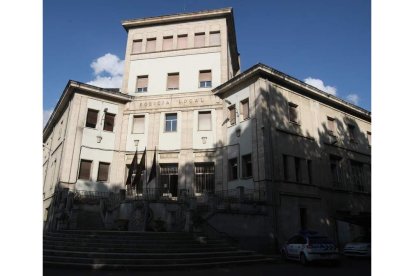 El cuartel de la Policía Local ocupa el pabellón principal.