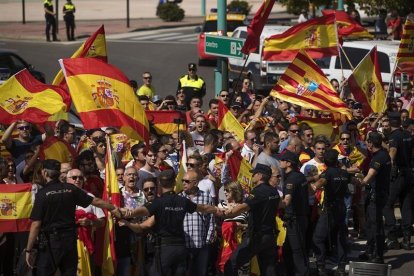 La tensión a las puertas del pabellón Siglo XXI, donde tiene lugar la asamblea extraordinaria de los cargos públicos y parlamentarios de la confederación de Unidos Podemos, ha crecido a lo largo de la mañana