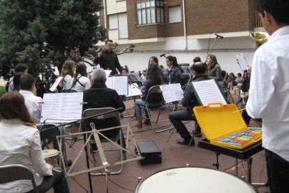 Un momento del concierto al aire libre de la banda de la Escuela Municipal de Música.