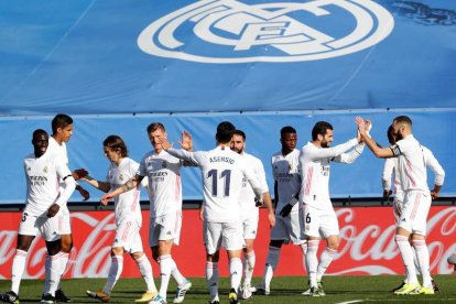 Los jugadores del Real Madrid celebran el gol de Benzema en la que supone su tercera victoria consecutiva en Liga. J.J. GUILLÉN