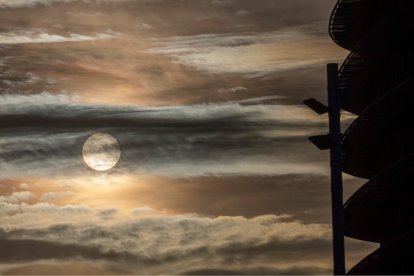 Vista de la
puesta del sol el
jueves junto a la
Torre del Agua
de Zaragoza.
JAVIER BELVER