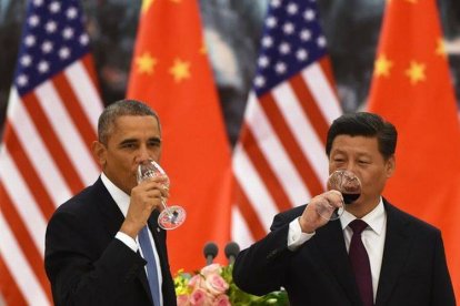 Barack Obama y Xi Jinping beben tras el brindis de la cena de gala de la APEC, este martes en Pekín.