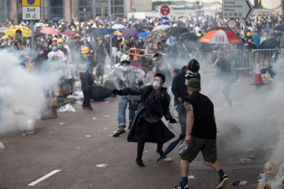 Los manifestantes se enfrentan con la policía durante la protesta. JEROME FAVRE