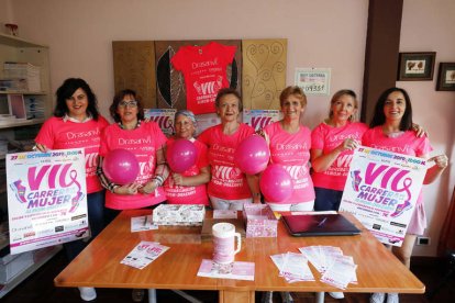 Ana Isabel Gutiérrez, segunda por la izquierda, con las mujeres que preparan la carrera. MARCIANO PÉREZ.