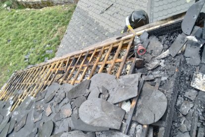 Parte de la cubierta de la vivienda afectad por las llamas. AYUNTAMIENTO DE PONFERRADA