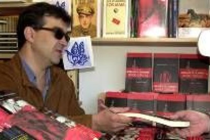 Javier Cercas firma libros en la última feria de Madrid