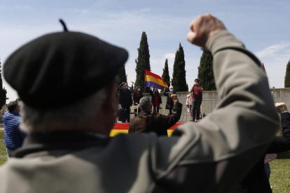 Un momento del encuentro celebrado en la capilla laica del cementerio de León. FERNANDO OTERO