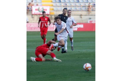 Un jugador culturalista, durante un lance en el encuentro contra el Rayo Majadahonda. FERNANDO OTERO