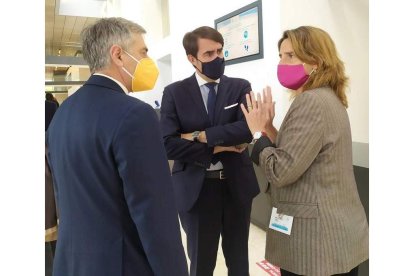 Juan Carlos Suárez-Quiñones con la ministra Teresa Ribera ayer, en Luxemburgo. JUNTA CYL