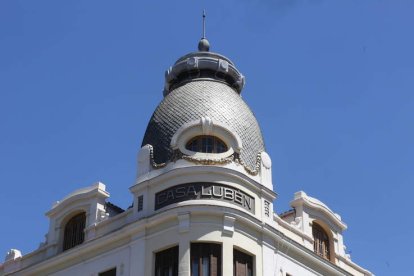 Imágenes de diferentes cúpulas que se construyeron en el Ensanche de León, entre ellas la Casa Lubén, el edificio de la sastrería Criaco o el hotal Alfonso V. Arriba, imagen de las conocidas cono mansardas, típicas de la arquitectura francesa y que Manuel Cárdenas adoptó a los usos en Ordoño II y la Calle Ancha