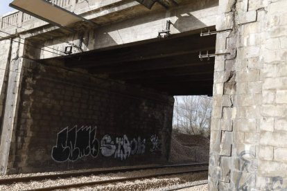 El puente de Trobajo, donde encalla el AVE hacia Asturias. MARCIANO PÉREZ