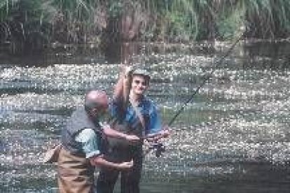 José Luis Rodríguez Zapatero pescando en el río Burbia