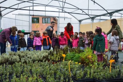 Niños del Colegio de Villaobispo visitando el Aula de la naturaleza. DL