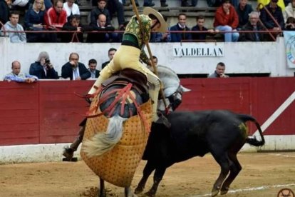 Tercio de varas del novillo de Valdellán, que fue hasta cuatro veces al caballo.