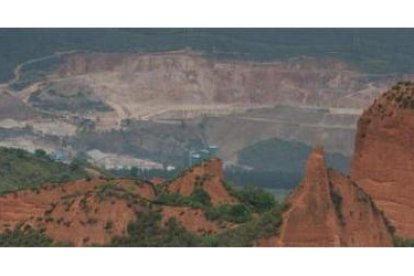 En primer término, los picachos del paraje de Las Médulas, con la cantera de Catisa al fondo