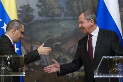 El primer ministro ruso, Sergey Lavrov (derecha), y su homólogo venezolano, Jorge Arreaza, tras la rueda de prensa conjunta en Moscú.