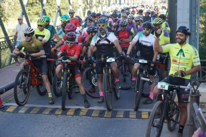 Momento de la salida de la Lúpulo Bike desde el Puente de Hierro de Villanueva de Carrizo. J. NOTARIO