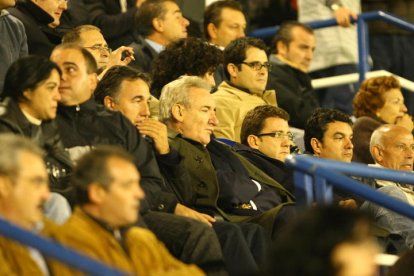 Luis del Olmo en el palco de El Toralín junto José Fernández Nieto 'Silvano', presidente de la SD Ponferradina. L. DE LA MATA