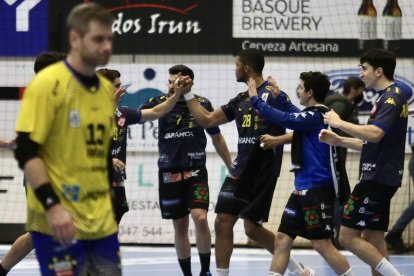 Los jugadores del Abanca Ademar celebran su victoria en la pista del Bidasoa. JAVIER COLMENERO