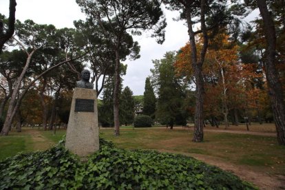 El busto de Severo Gómez Núñez, en el parque del Plantío de la capital berciana. ANA F. BARREDO